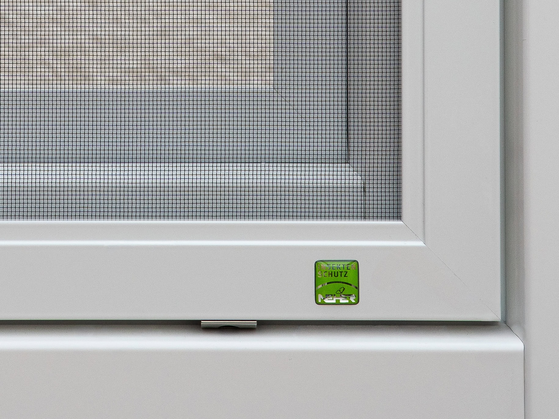 Insektenschutz fürs Kellerfenster Insektenschutzgitter im Fensterrahmen, passender Insektenschutz fürs Kellerfenster