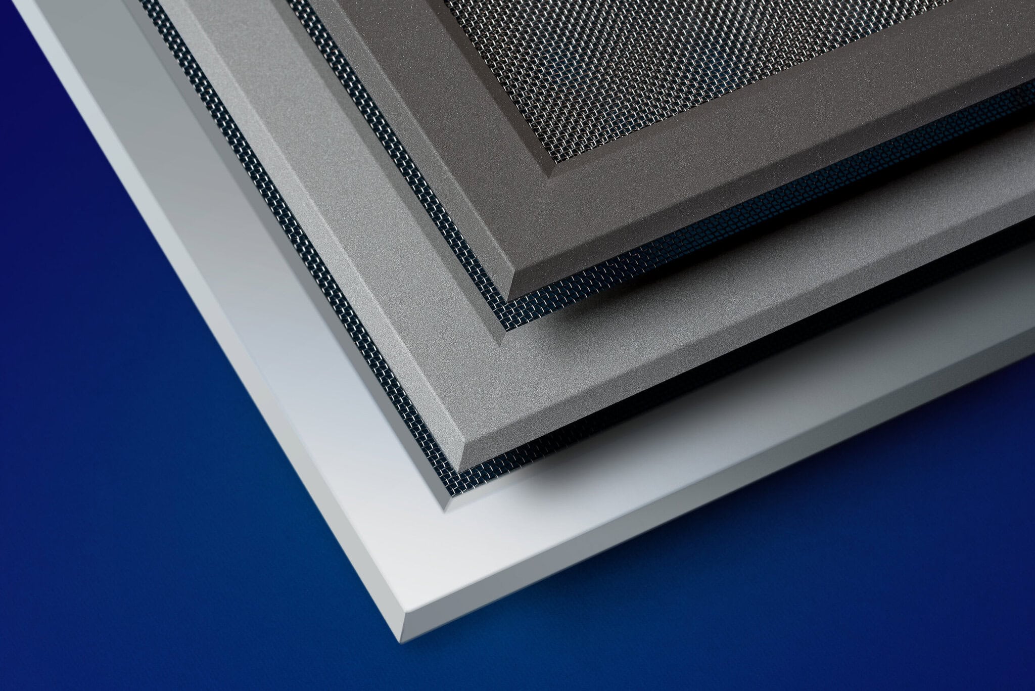 Kellerschachtabdeckung aus Edelstahl nach Maß Kellerschachtabdeckung aus Aluminiumrahmen und feinem Edelstahl-Gewebe im Detail