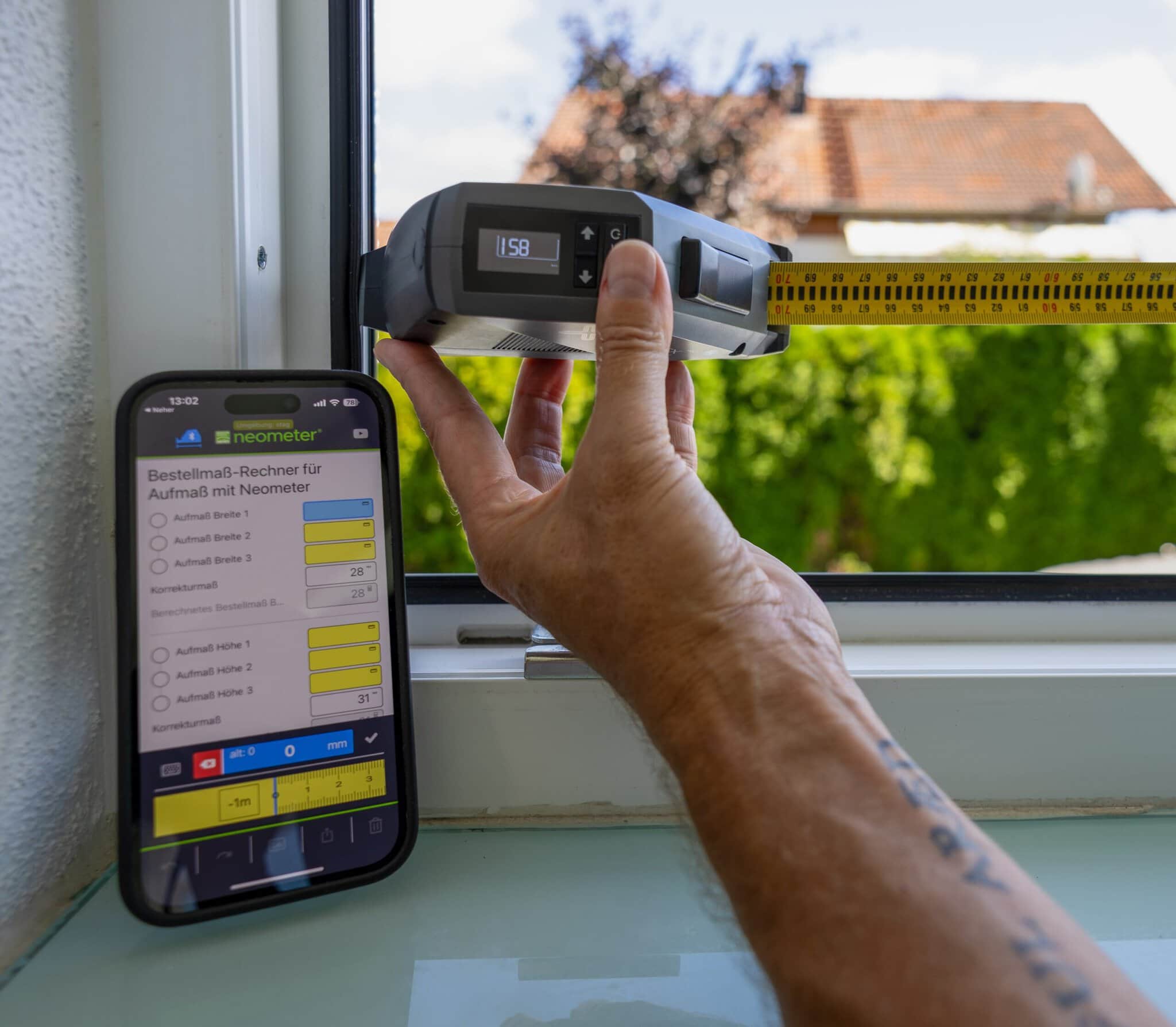 Kostenloses Aufmaß für Fliegengitter am Fenster Digitales Aufmaß eines Fensters für Insektenschutz nach Maß mit dem Neometer für jede Fensterform