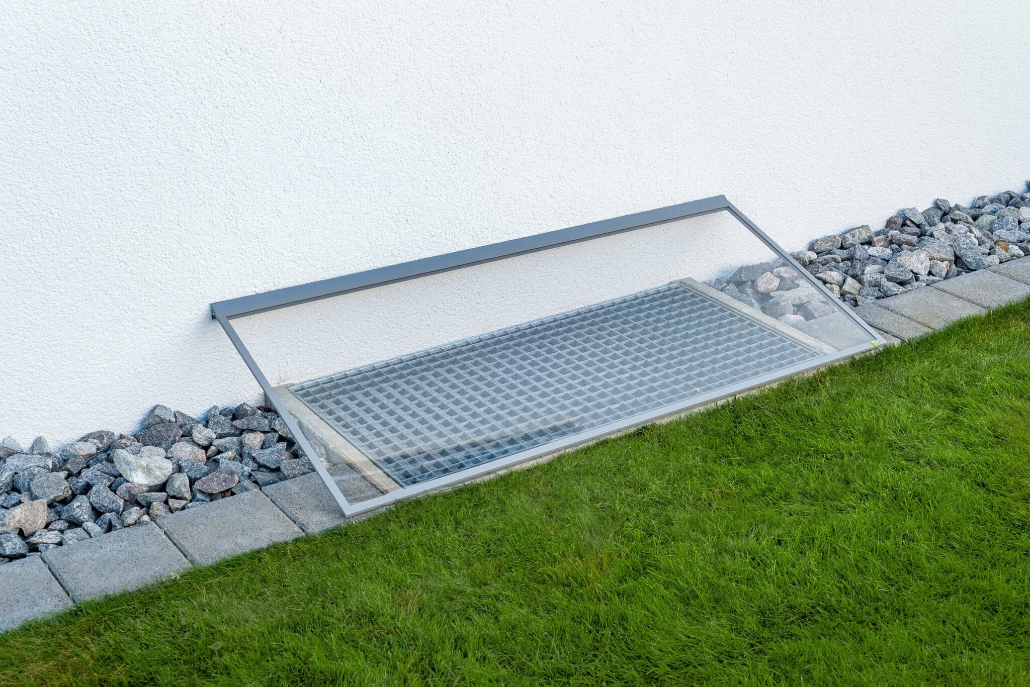 Lichtschachtabdeckung mit Regenschutz Regensichere Lichtschachtabdeckung mit transparenter Haube über dem Kellerschacht