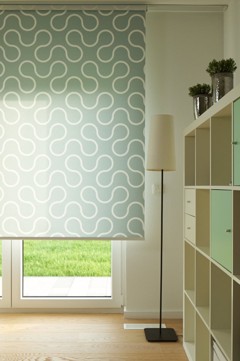 Rollo mit Muster als Wohnaccent Gemustertes Rollo in Mintgrün mit Retro-Muster am Fenster eines Wohnraums