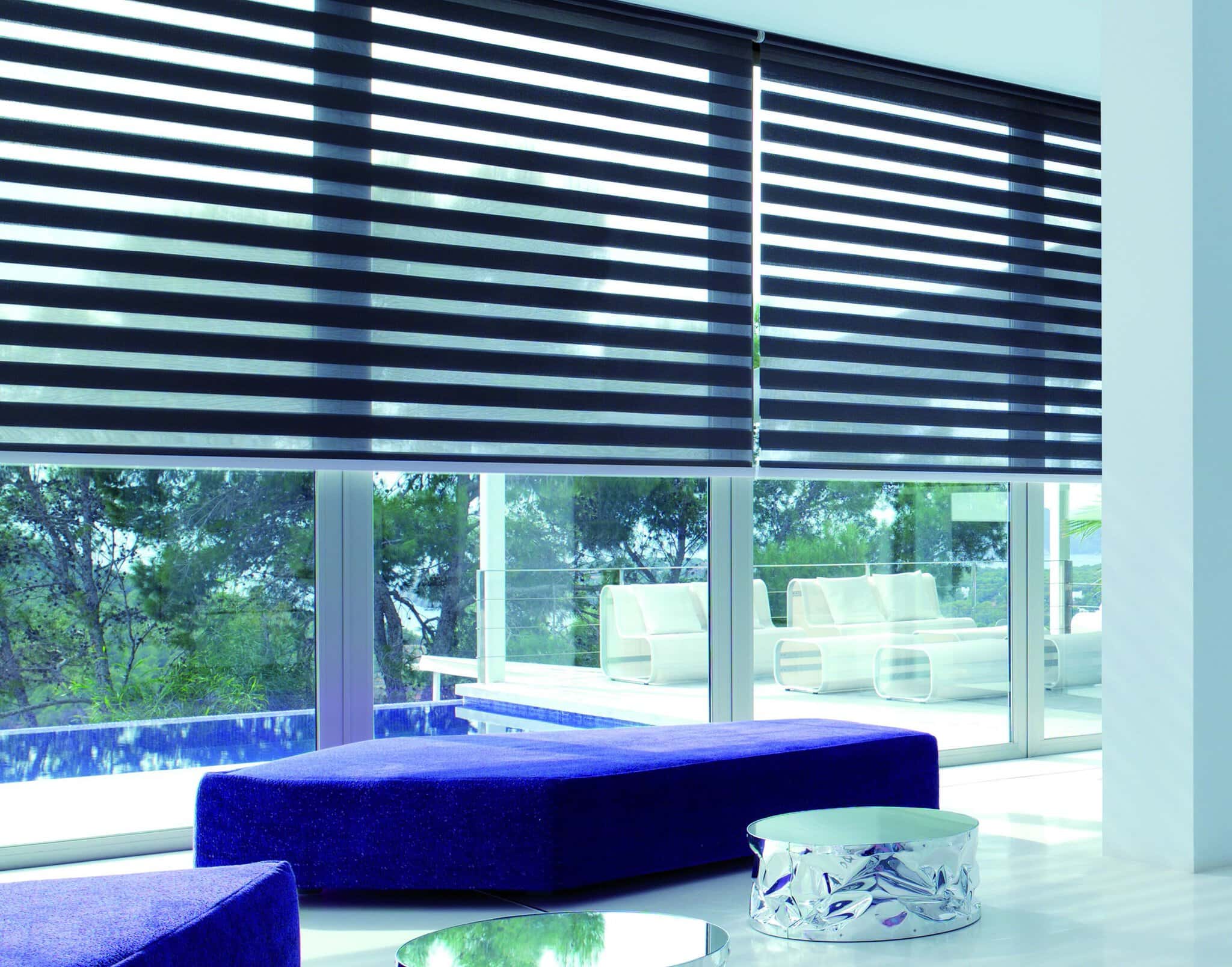 Rollo nach Maß im Wohnraum Modernes Doppelrollo als Sicht- und Sonnenschutz an bodentiefen Fenstern mit Terrassenblick