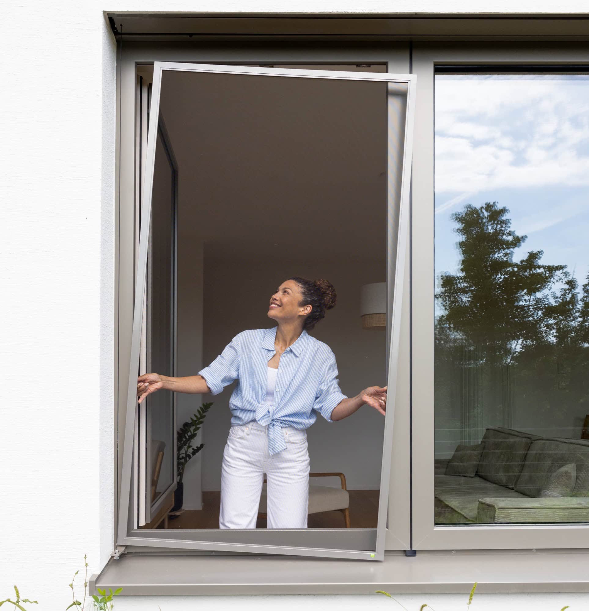 Spannrahmen nach Maß Insektenschutz Spannrahmen wird am Fenster eingehängt