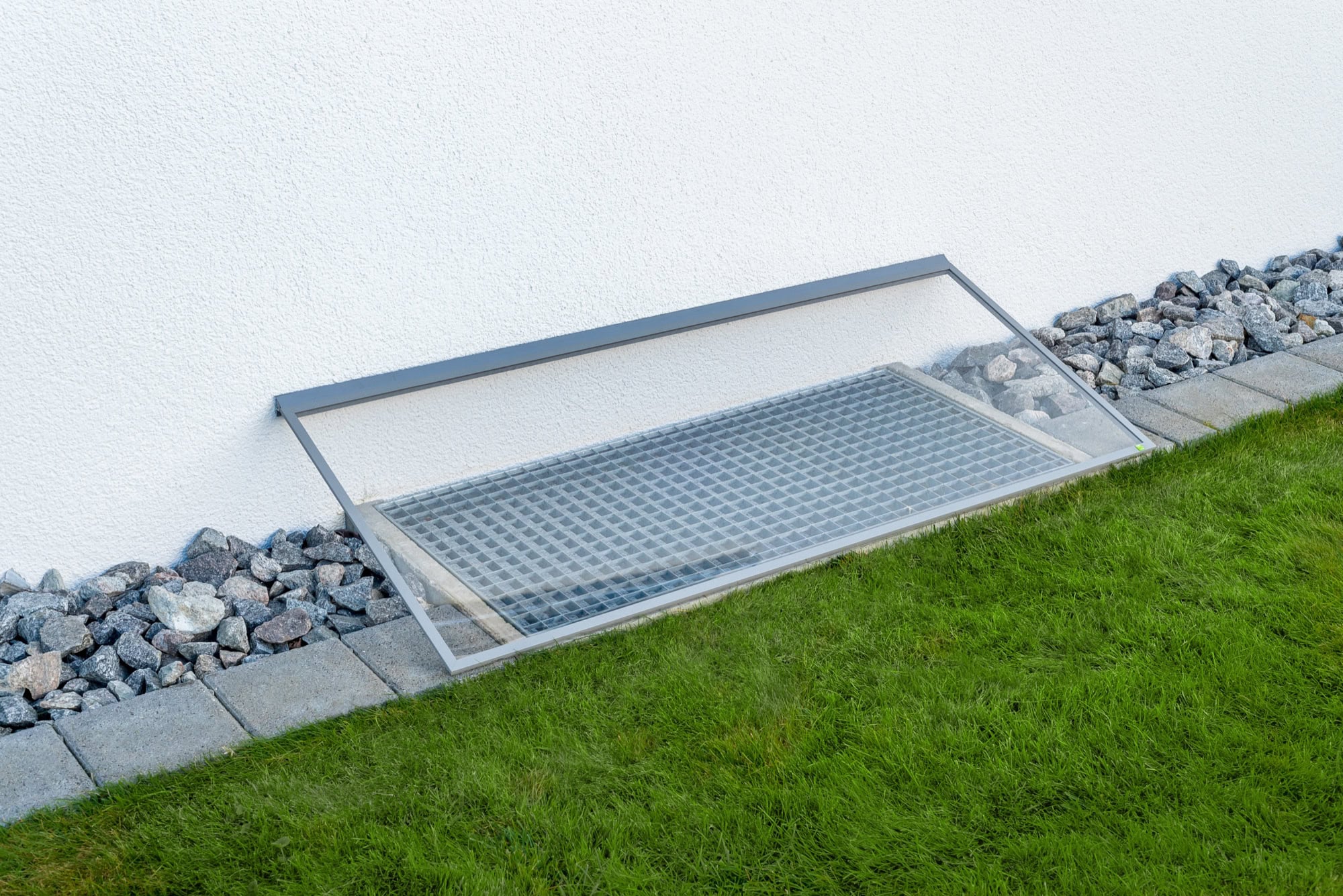 Lichtschachtabdeckung nach Maß Lichtschachtabdeckung mit Regenschutz über einem Kellerfenster