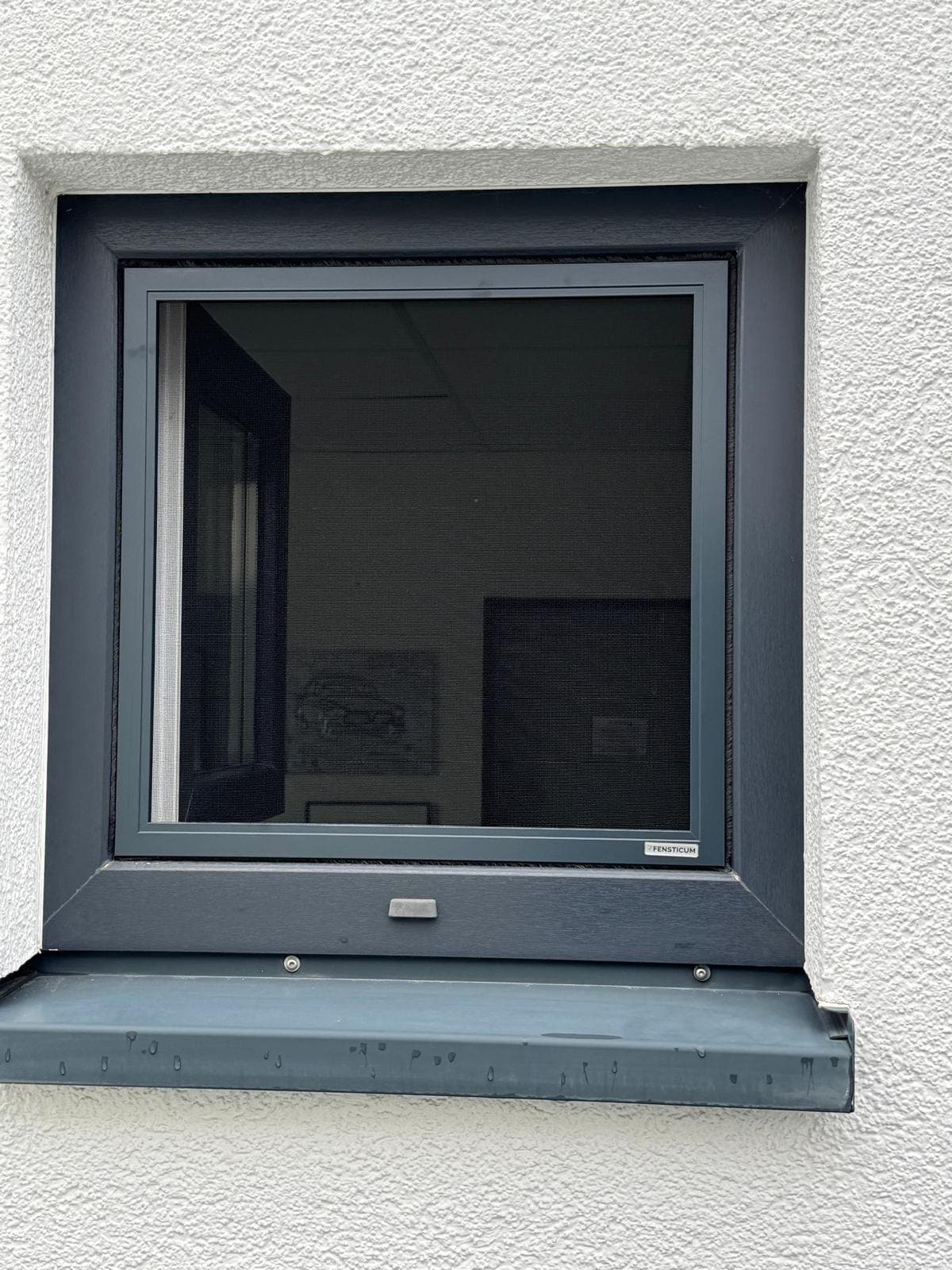 Insektenschutz-Spannrahmen an einem anthrazitfarbenen Fenster