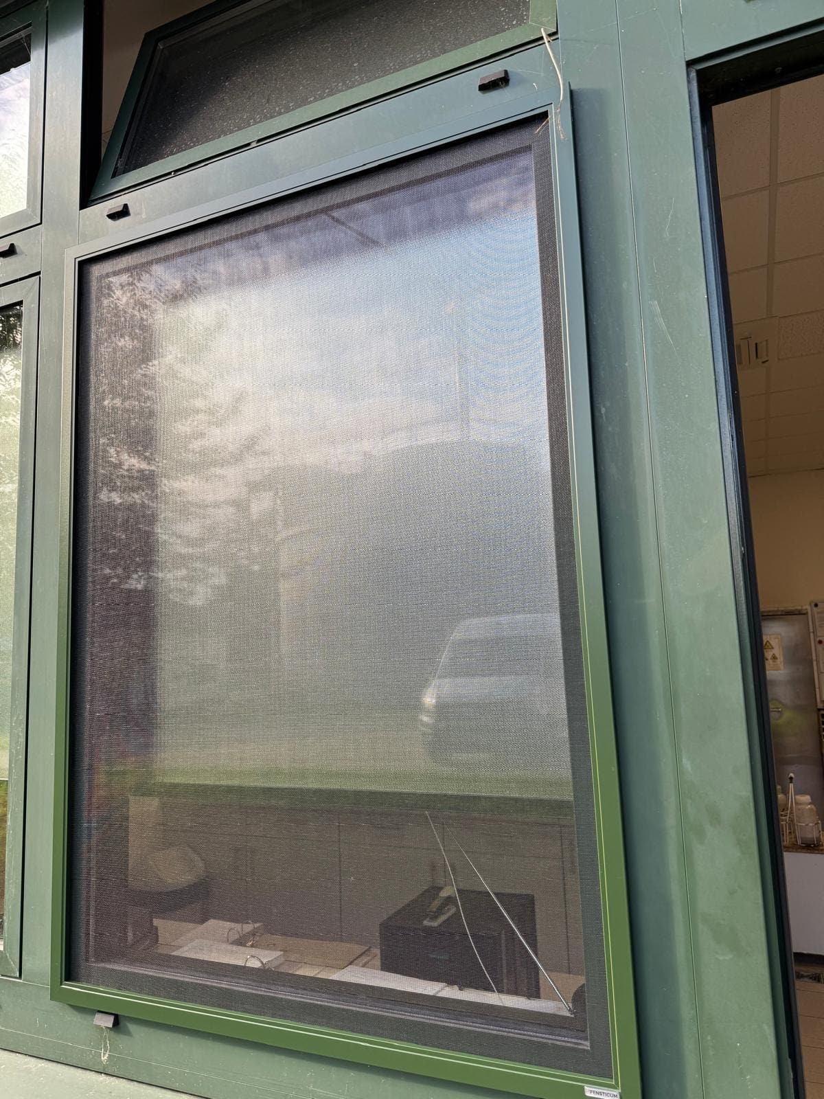 Insektenschutz-Spannrahmen im Sonderfarbton passend zum Fenster